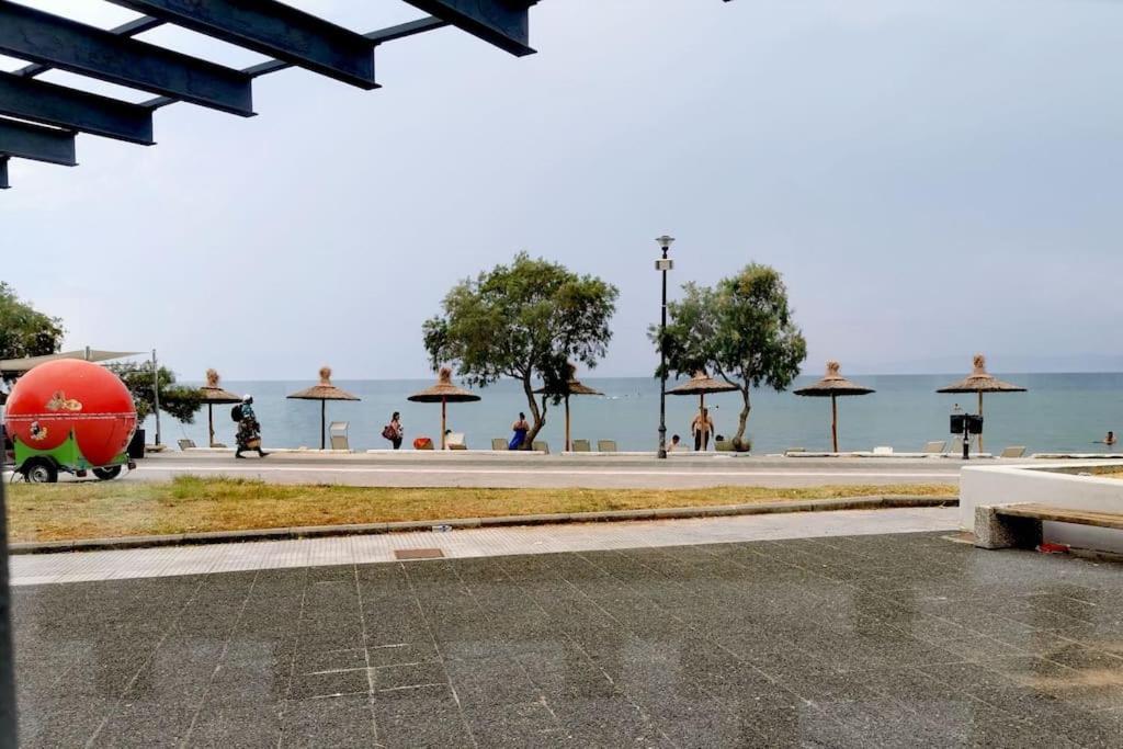 Apartment With 3 Rooms Just 1 Min From The Beach And Free Public Parking Peraia  Bagian luar foto